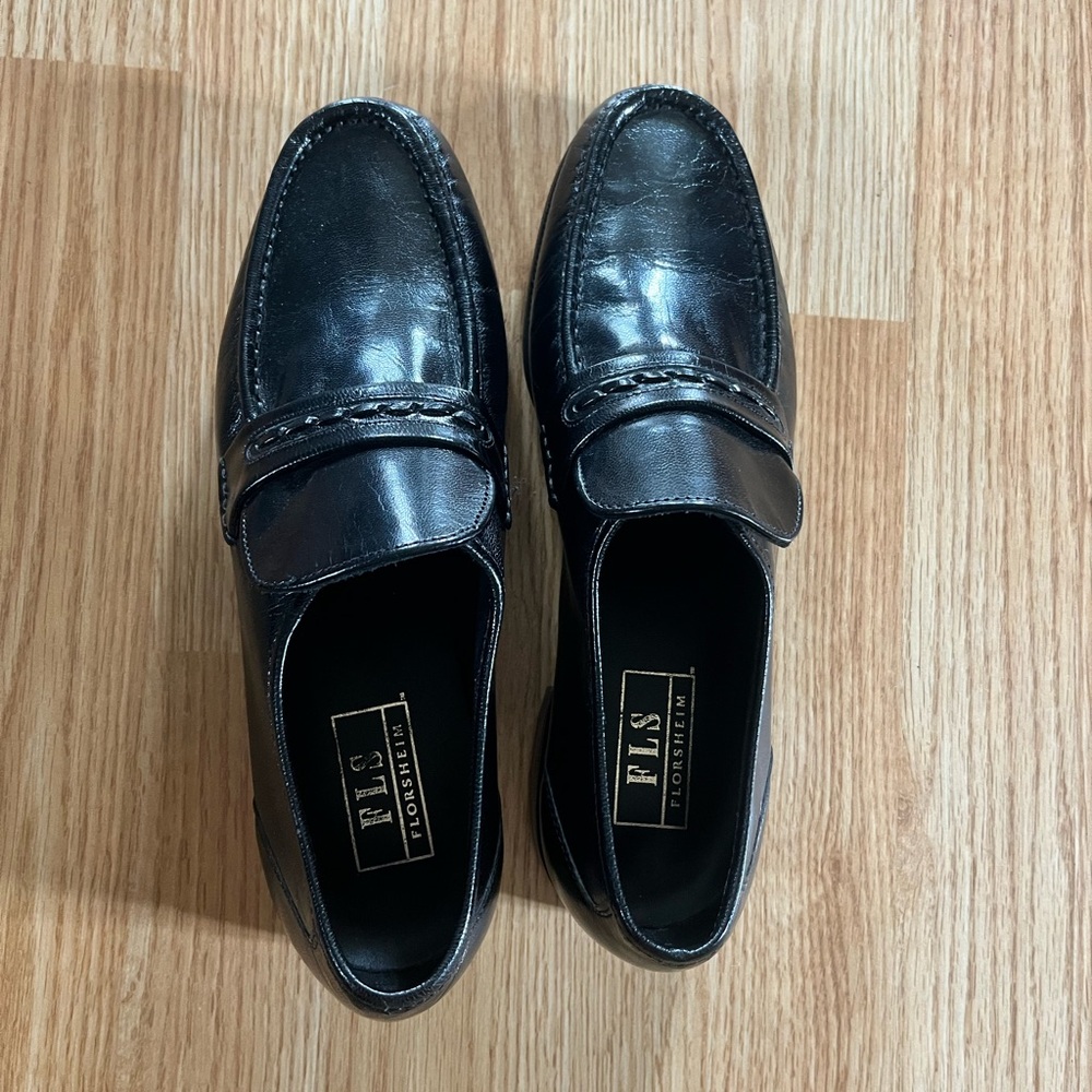 Unisex loafer size 7.5 men, 9 womens